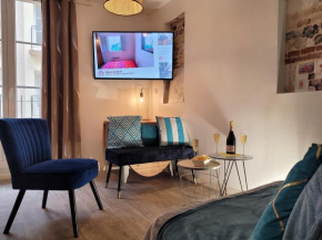L'établissement LA PLAGE A 2 PAS , vous propose 4 appartements neufs avec services , lits faits à votre arrivée , serviettes de toilette , ménage , Wifi , en hyper centre , Vue mer à 50m , tout est ac
